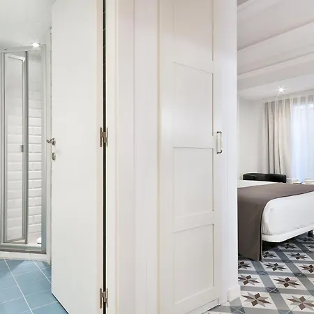 Uma Suites Sagrada Familia Barcelona Exterior photo
